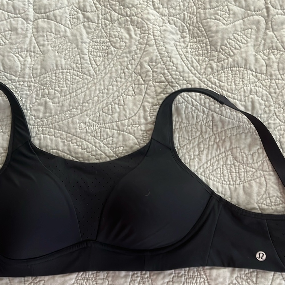 Black Lululemon sports bra